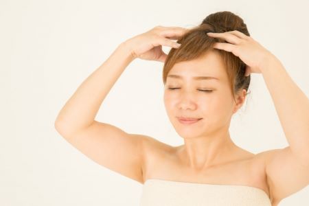 頭皮マッサージをする女性の画像