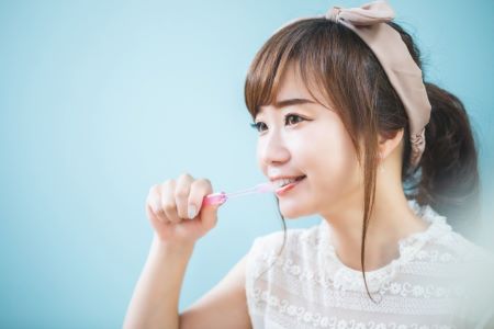 歯磨きをする若い女性の画像