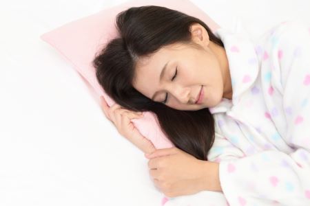 睡眠をとる女性の画像