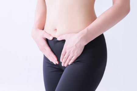 骨盤を抑える女性のイメージ画像