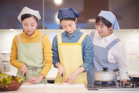 料理教室の女性画像
