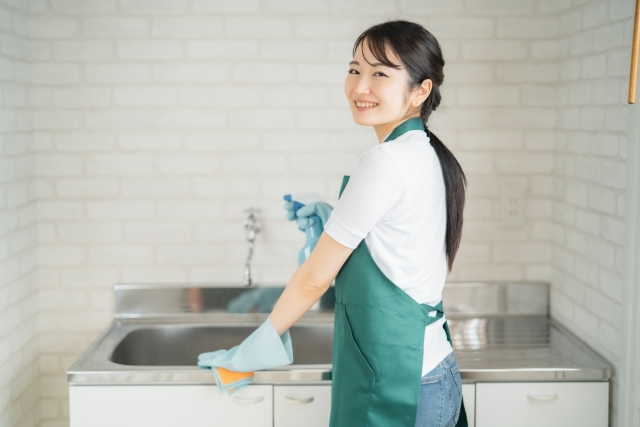 キッチン掃除をする女性の画像