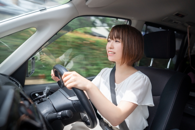 運転中の女性の画像