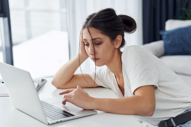 だらけて在宅ワークをする女性の画像