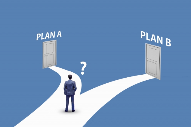 プランAとプランBで迷う人の画像