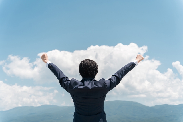 喜ぶビジネスマンの後ろ姿の画像
