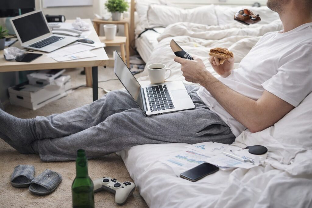 在宅ワークでだらける人のイメージ画像
