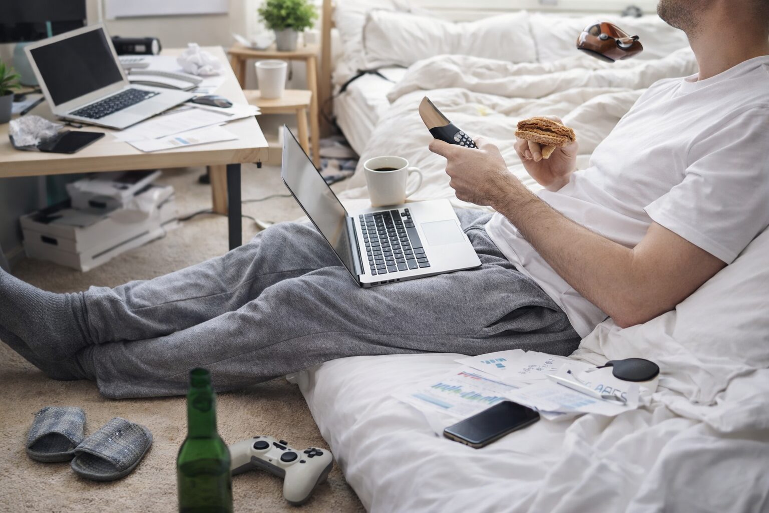 在宅ワークでだらける人のイメージ画像